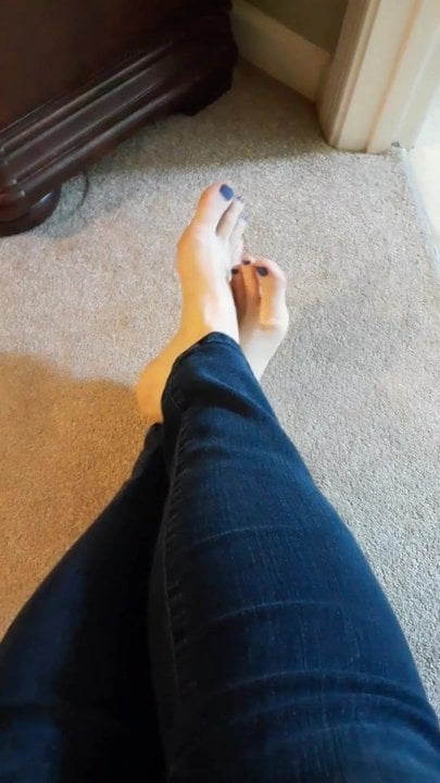 I miei piedi nudi appena curati in jeans.