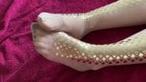 Nylon-Footjob, goldene Strumpfhosen, Strumpfhosen necken, großes Abspritzen snapshot 1