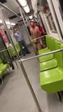 Când metroul este gol, profiți de ocazie ca să te vezi snapshot 1