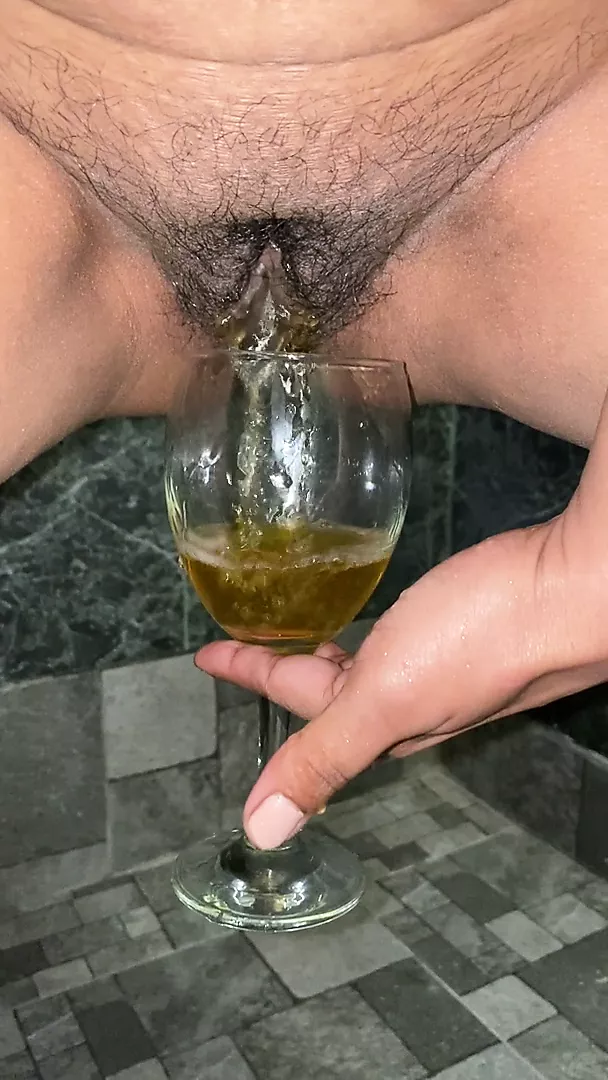 Sexy Freundin macht Getränk für ihren Freund