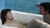 Татуйована брюнетка з великими цицьками і її мила подруга радують одна одну у ванні snapshot 19