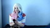 Cosplayerul Harley Quinn se masturbează snapshot 3