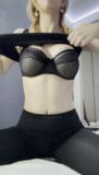 Une bombasse en tenue noire laisse tomber ces seins snapshot 2