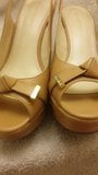 Sperma auf ihre Schuhe - braune Peeptoe-Wedges snapshot 1