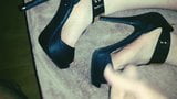 Joli sperme pour les talons et les pieds de la femme BBW snapshot 2