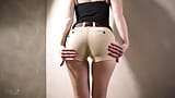 Une adolescente amateur en short moulant taquine sa ligne de culotte visible snapshot 7