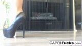 Capri dalam kasut tumit tingginya snapshot 7