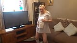 Enfermeira uniforme faz striptease em botas snapshot 4