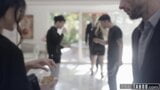 Rijke man neemt een tiener in huis die zijn bdsm -kamer ontdekt - volledige scène snapshot 2