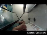 Kirsten prend une douche avec une caméra sous-marine snapshot 11