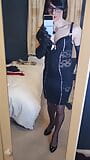 Crossdresser taquine dans une robe de lingerie noire snapshot 9