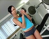 Schwarzhaariges Hottie wird im Fitnessstudio geil und masturbiert mit einem Fickspielzeug snapshot 1