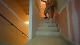 Heet schoolmeisje neukt werknemer op de trap van zijn huis snapshot 5