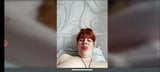 Rothaarige Oma Nikki mit schlaffen Titten masturbiert ihre Muschi snapshot 3