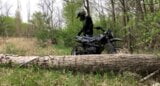 Un beau motard conduisant une moto dans la forêt se branle et jouit en public snapshot 3