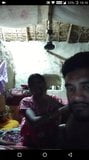 Un couple indien joue devant une webcam snapshot 1