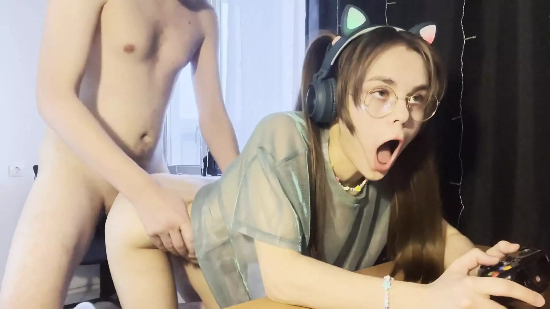 Schulmädchen mit Pferdeschwanz fickt und spielt ein Videospiel | xHamster