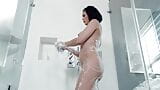 Domino Presley pronkt met haar prachtige lichaam voordat ze alle zeep op haar lichaam wast - trans -engelen snapshot 11