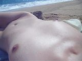 Ragazza nuda sulla spiaggia snapshot 3