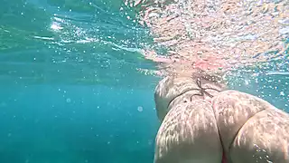 Big Booty Underwater: Amateur Porn by FapHouse | xHamster