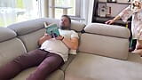 Жена делает неожиданный минет в любительском видео, пока муж читает книгу snapshot 2