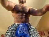 Gigante monstruo muscular flexionando desde arriba snapshot 5