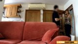 Latinskoamerická žena v domácnosti bere cizího ptáka hluboko pro falešnou práci snapshot 2