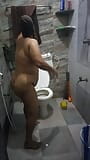 Tía tamil se baña caliente en el baño con un sari snapshot 11