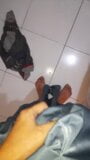 Masturbation mit glänzendem und rutschigem Schulrock snapshot 8