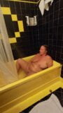 Vrouw die een douche neemt snapshot 15