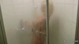 Fremder erwischte deutsche MILF mit dicken Titten in der Dusche und fickte sie snapshot 2