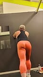 Je m’exhibe à la salle de sport dans mes collants orange à la chatte snapshot 11