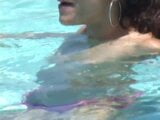 Garota latina sexy seduz jovem namorada e tem um 69 na piscina snapshot 4