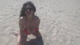 38dd MILF de plage en bikini rouge snapshot 4