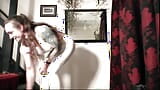 Menina musculosa em calças brancas de yoga e alongamento e gravação de transmissão ao vivo snapshot 25
