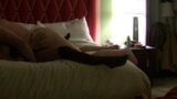 Latina neukte hard op hotelbed snapshot 3