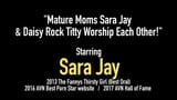 Ibu tiri matang Sara Jay & Daisy Rock menyembah tetek antara satu sama lain! snapshot 1