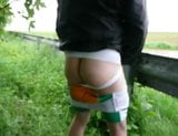 Un cycliste portant un jockstrap sous un short jouit snapshot 2