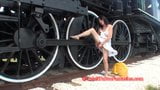 Une MILF sexy se baise avec un gode à côté de la voie ferrée snapshot 9