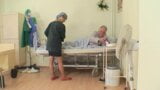 Несмотря на то, что госпитализирован, старый джентльмен жаждет киску snapshot 4