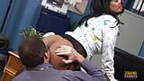 A dühös főnöknő megbassza a férfi titkárnőjét az irodában snapshot 6