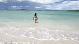 Partage de femme sur une plage nudiste pendant que son mari filme, une salope adolescente se fait baiser par un mec au hasard sur une plage nudiste snapshot 4