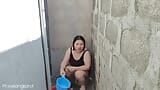 Filipina tomando un baño fuera de la casa se la follan snapshot 10