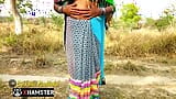 Indische tante zeigt großen engen arsch und muschi im freien mit Hindi Audio snapshot 1
