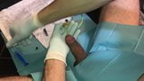 Primeira inserção dolorosa de cateter no buraco do xixi - gozada snapshot 11