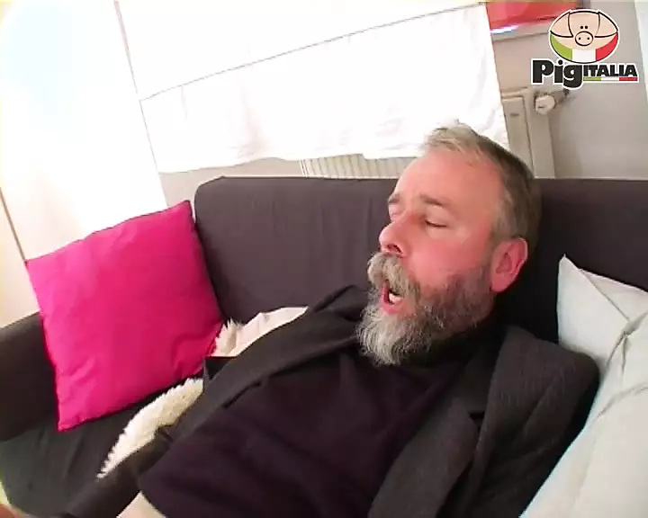 Zvrácená MILFka se ráda nechá ošukat dvěma kohouty ve své chlupaté kundičce ve scéně 02 z filmu Casalinghe troie e pelose