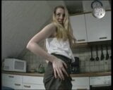 Une adolescente se masturbe dans la cuisine - allemande snapshot 3