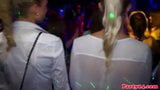 Amateur-Party Eurobabes lecken Muschi in einem Club snapshot 4