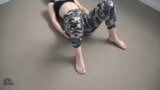 Sfregamento della figa e sperma in mutandine in pantaloni da yoga stretti snapshot 1