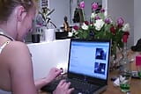 Een wilde blonde dame uit Frankrijk is dol op een harde vuist in haar kontgaatje snapshot 2